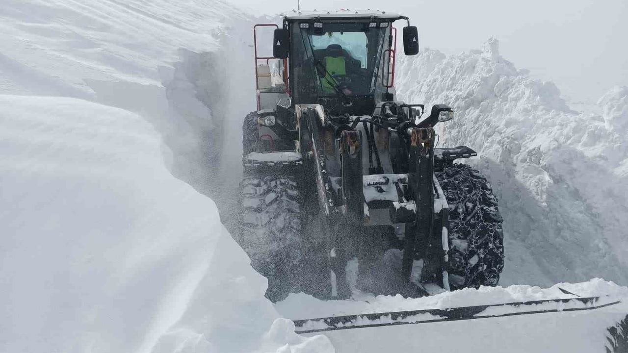 Kayseri'de karda yol açma çalışmaları: 118 mahalle yolu ulaşıma açıldı