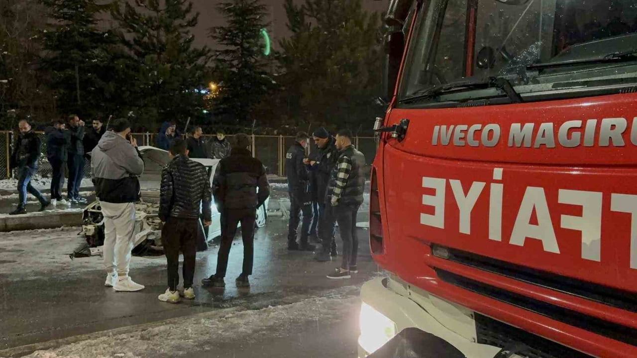 Kayseri'de otomobil refüjden uçarak pert oldu, sürücü yara almadan kurtuldu