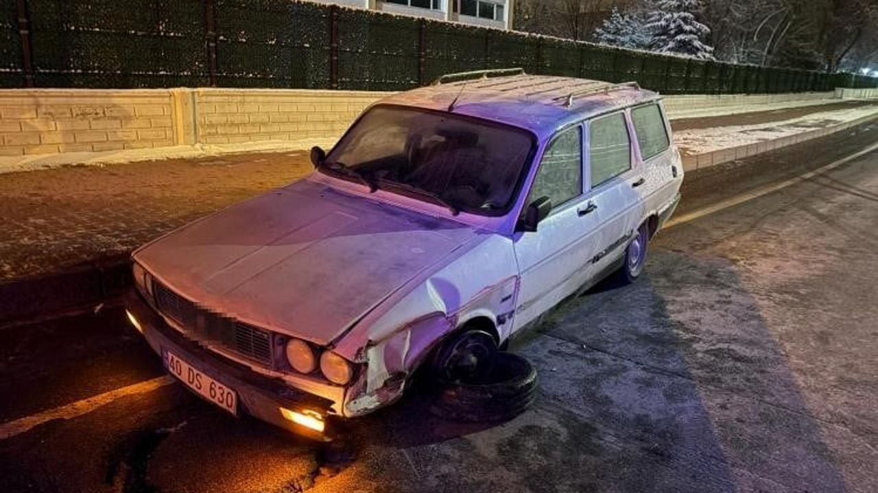 Kayseri'de refüje çarpan otomobil sürücüsü yaralandı