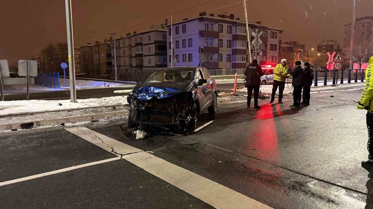 Kayseri'de SUV ile yük treni çarpıştı — sürücü yara almadan kurtuldu