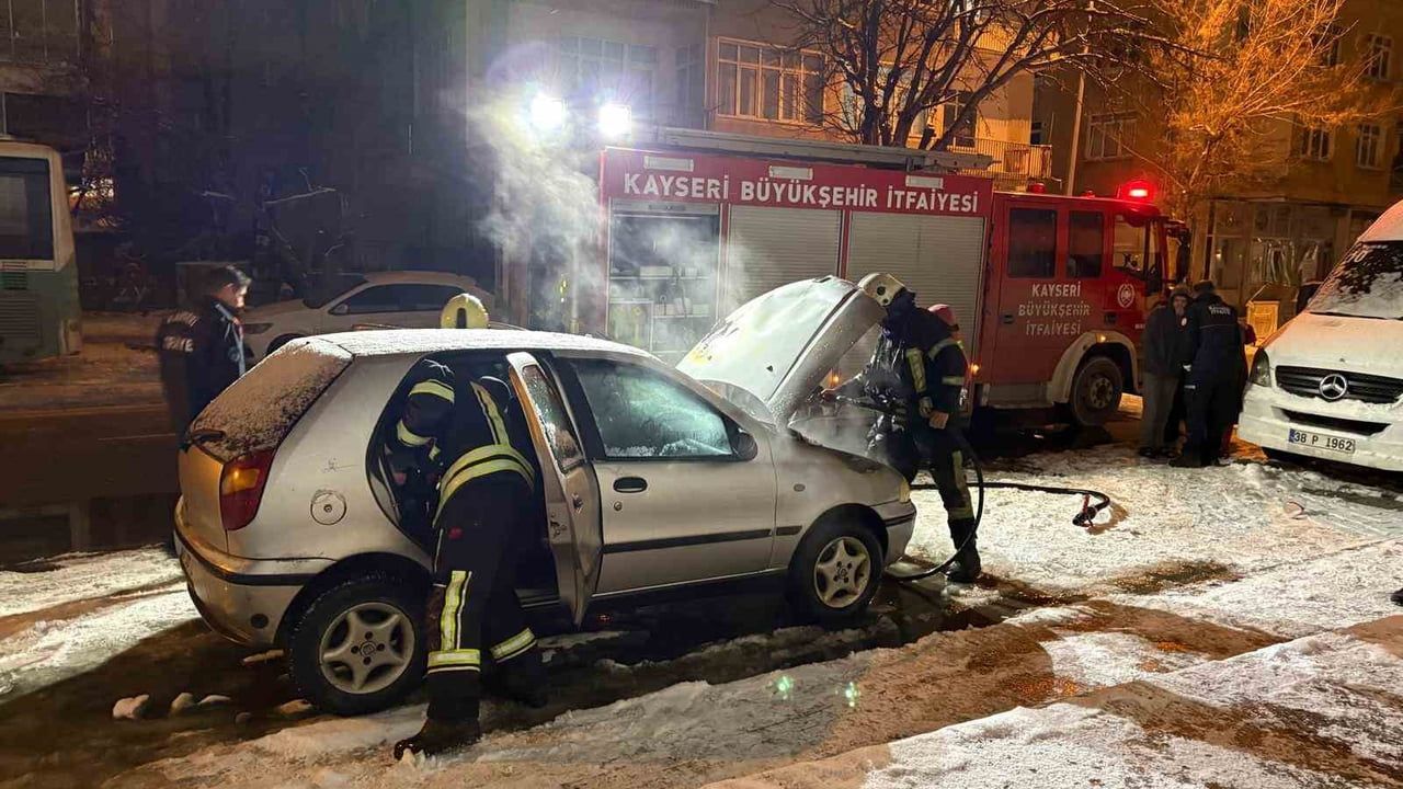 Kayseri'de Tamirden Çıkan Otomobil Çalıştırılınca Alev Aldı