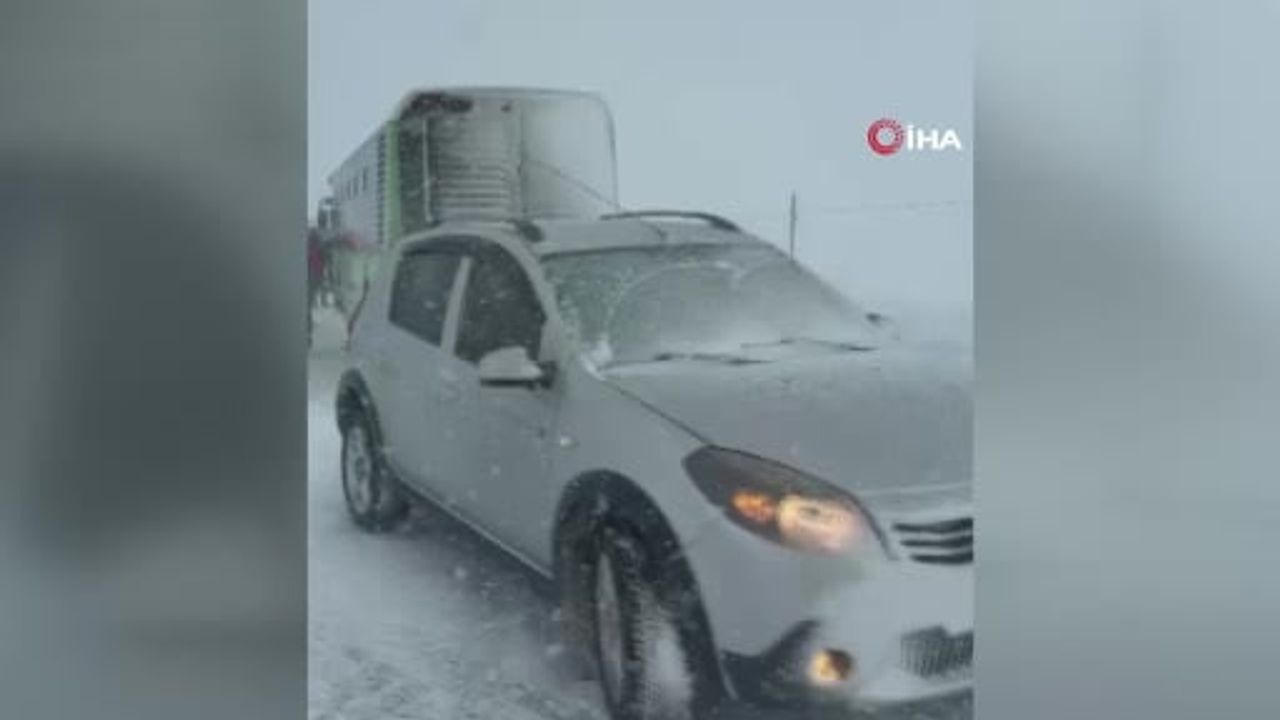 Kayseri Hacılar'da ani tipi kazalara yol açtı: 3 yaralı, otobüs AFAD tarafından kurtarıldı