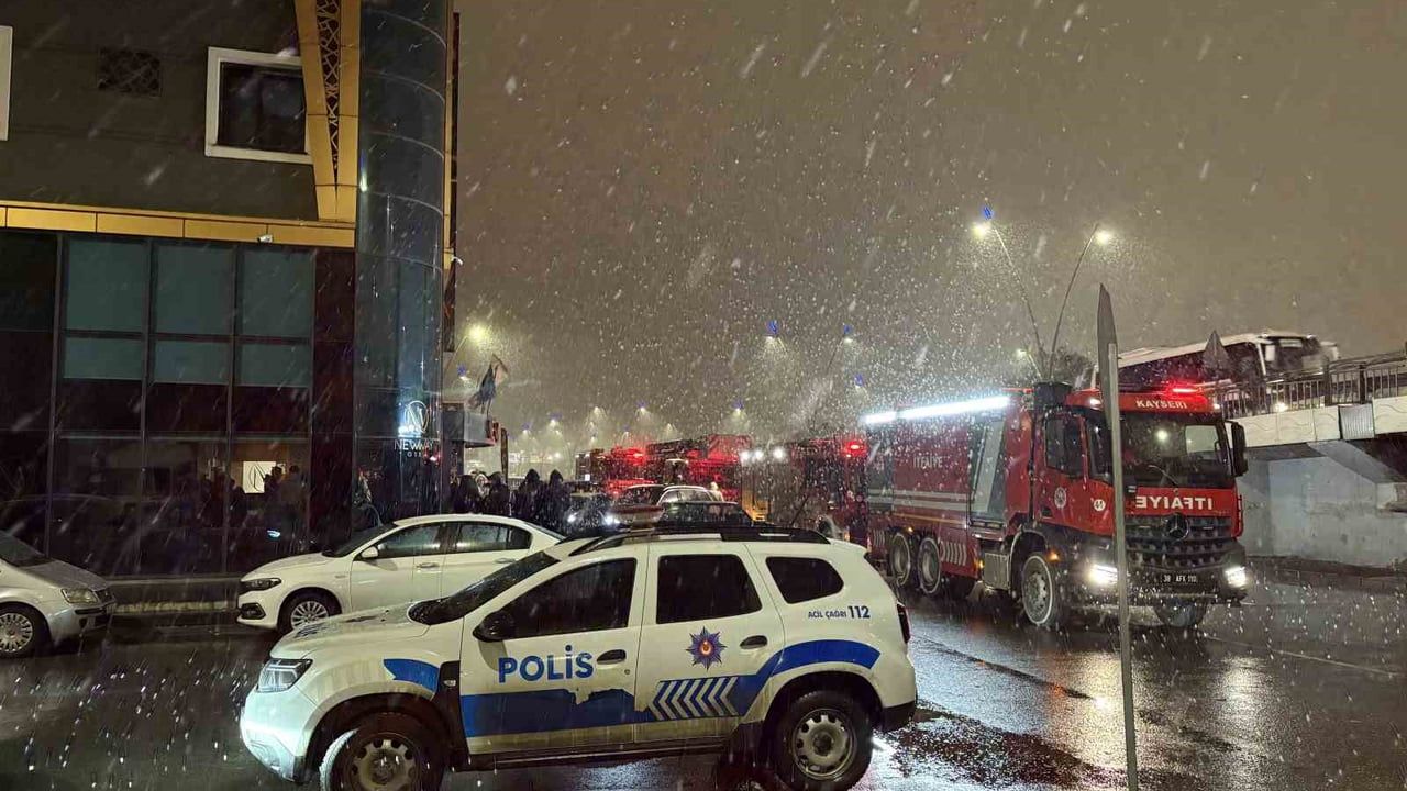 Kayseri Kocasinan'da 8 katlı otelin bodrumunda yangın