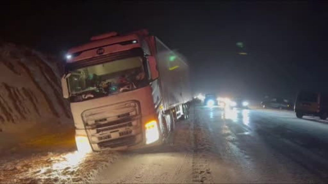 Kayseri-Malatya Karayolu'nda buzlanma: 4 tır ve yaklaşık 20 araç kazaya karıştı