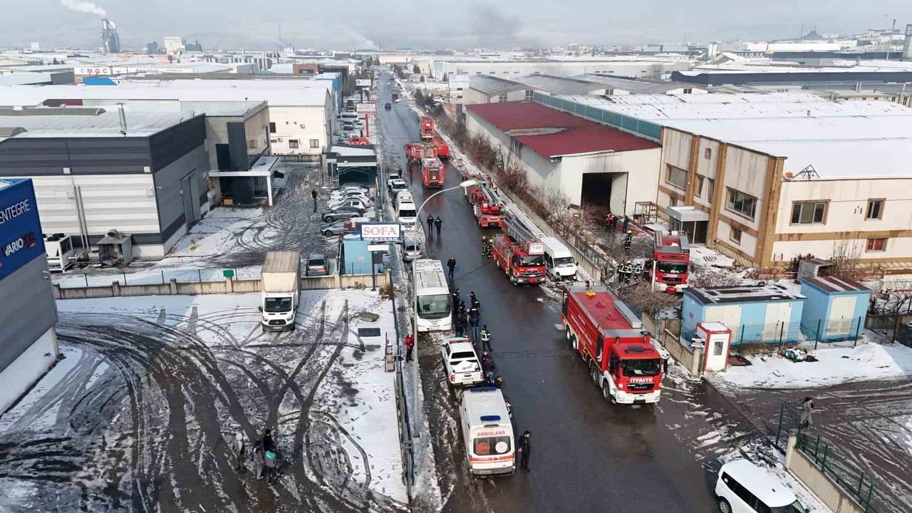 Kayseri Organize Sanayi'de mobilya fabrikasında yangın havadan görüntülendi