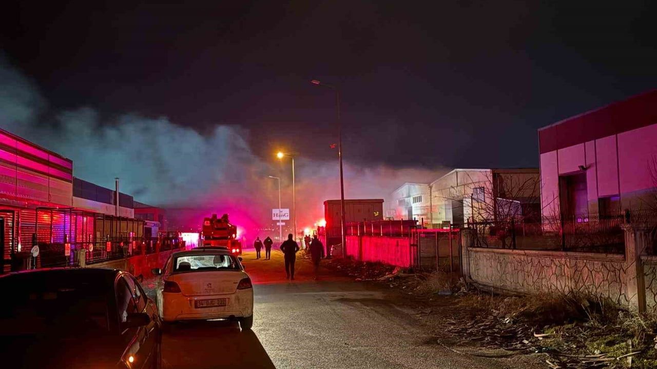 Kayseri OSB'de mobilya fabrikasında yangın kontrol altına alındı