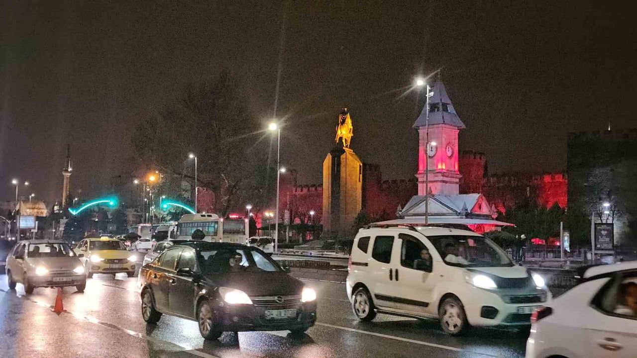 Kayserililer Cumhuriyet Meydanı'nda 2026'yı Coşkuyla Karşıladı