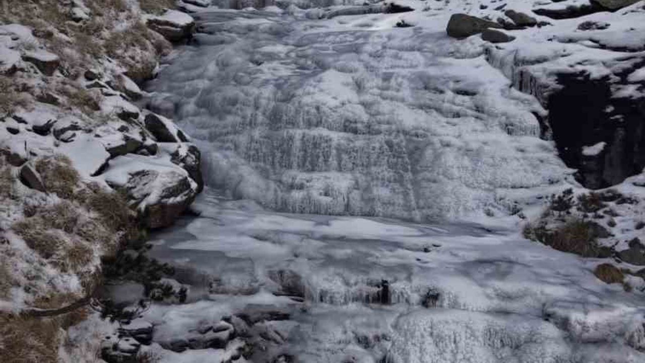 Kazdağları’nda -12 derecede donan şelale dronla görüntülendi