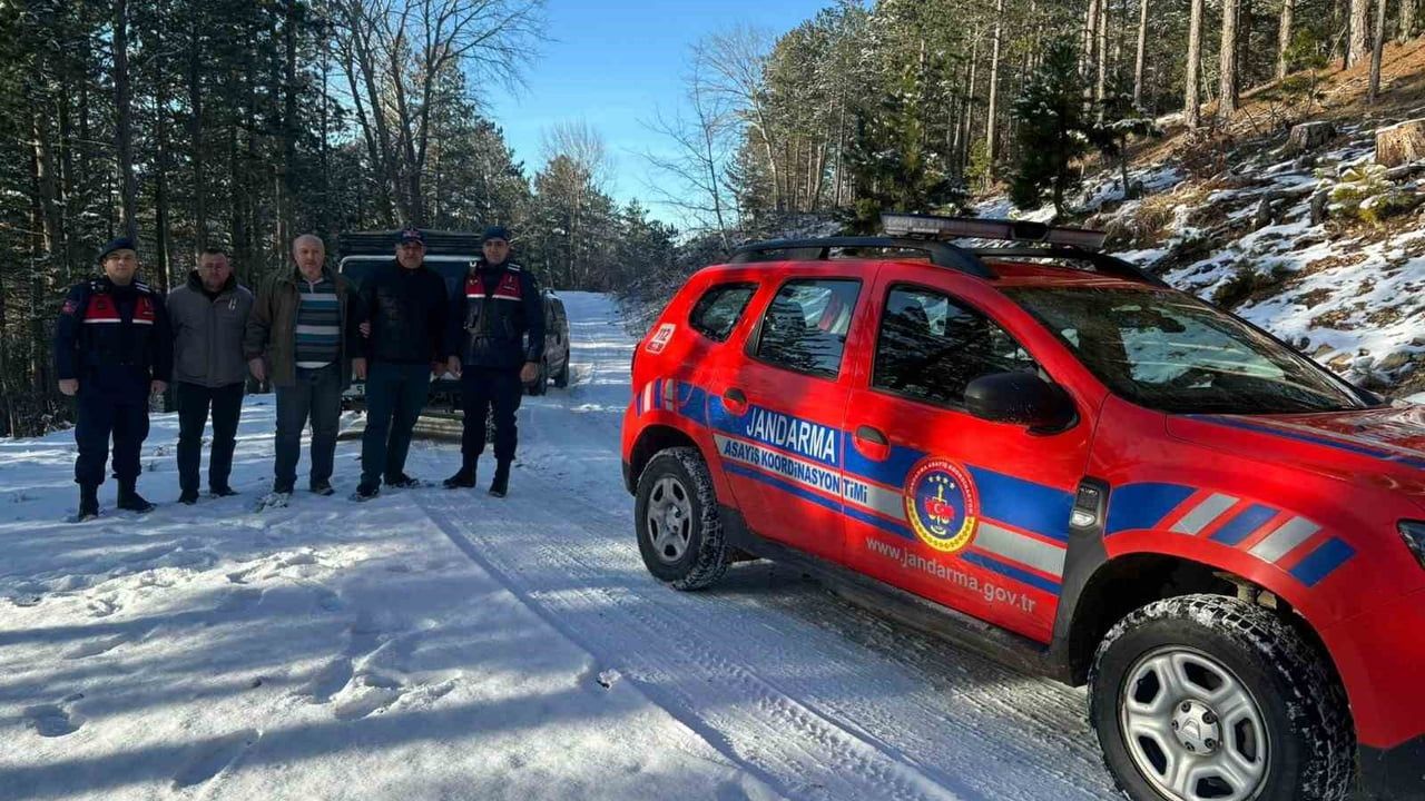 Kazdağları'nda karda mahsur kalan 4 kişi jandarma tarafından kurtarıldı