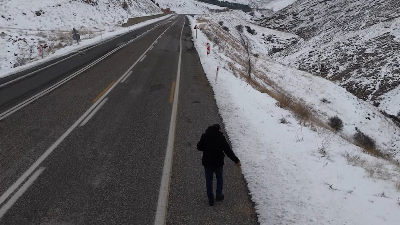 Keban'da vatandaşlar kuşlar için yol kenarına buğday serpti