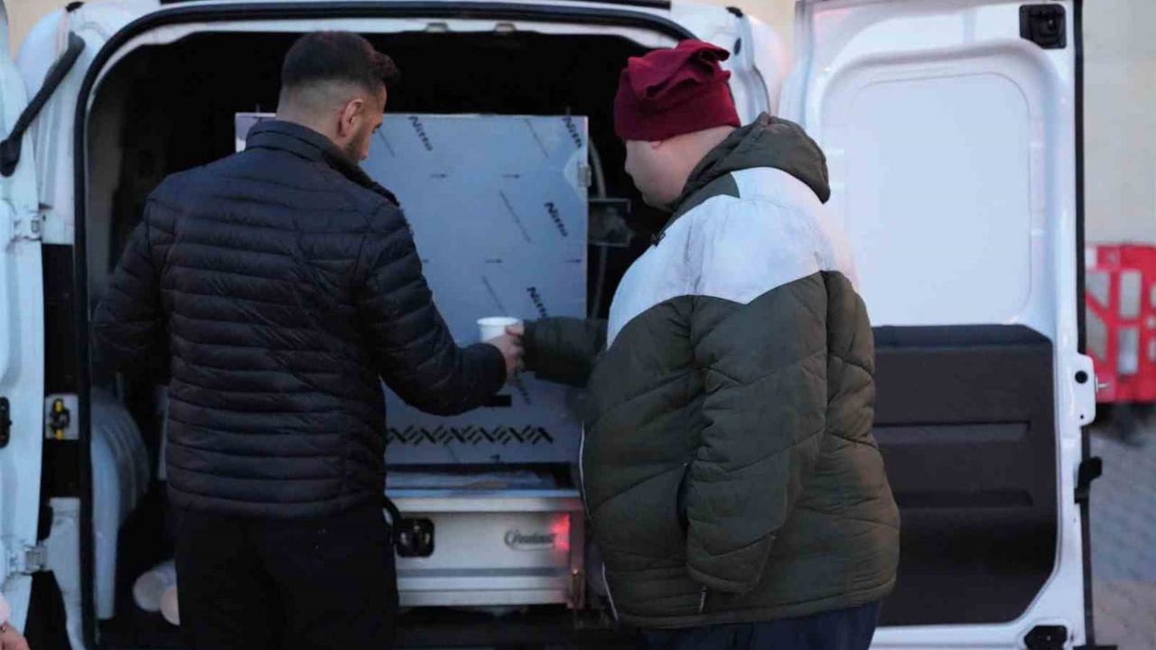 Keçiören Belediyesi soğuk sabahlarda sıcak çorba dağıtıyor