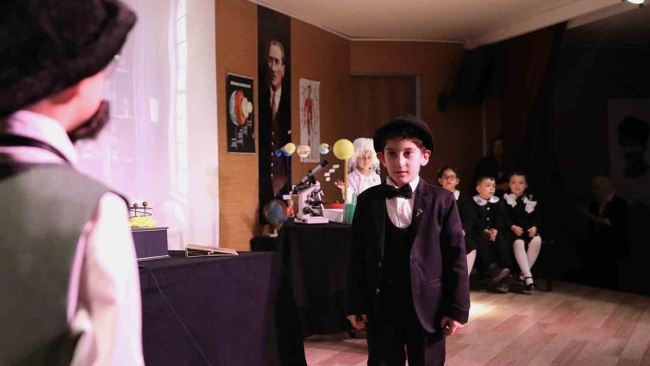 Keçiören'de öğrenciler 'Bilimin Işığında' oyunuyla bilimi sahneye taşıdı