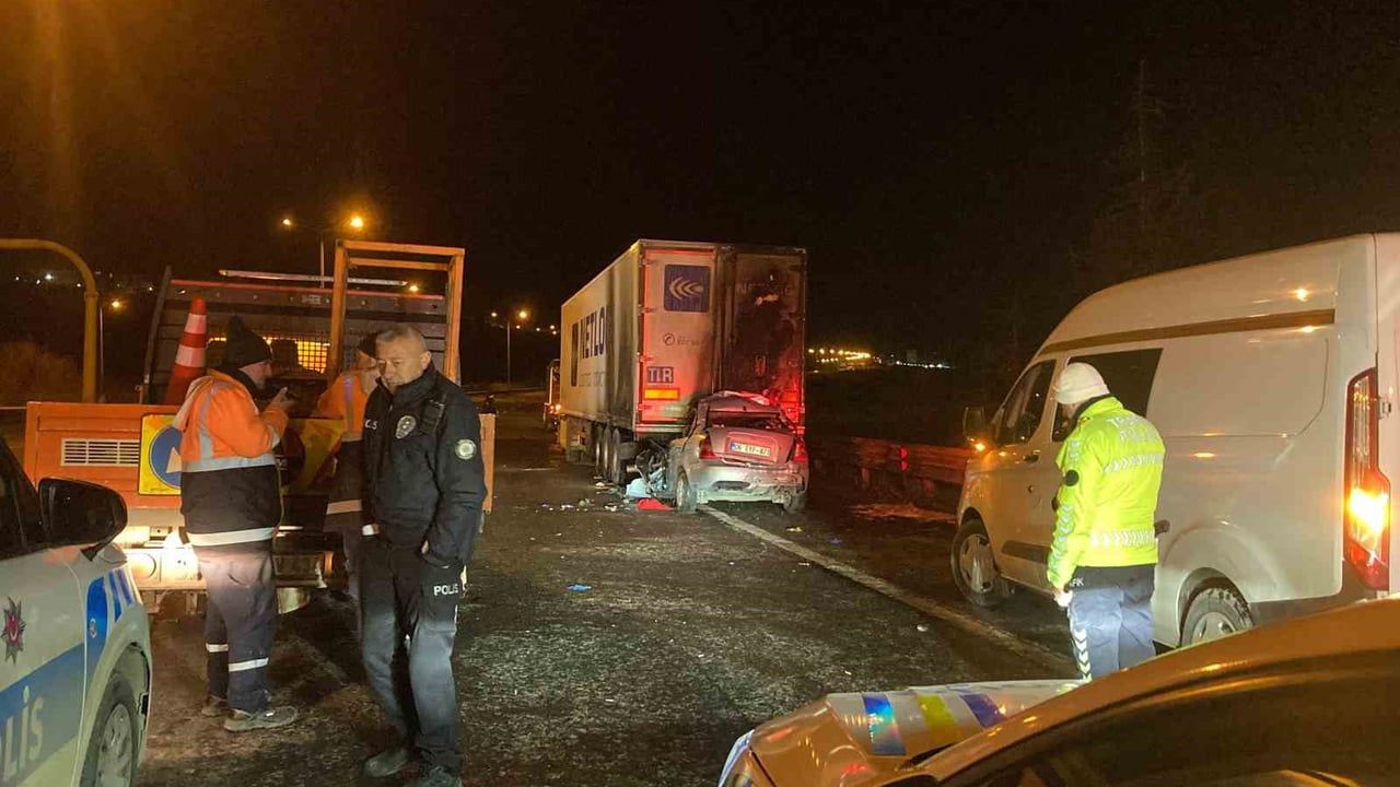 Keçiören'de tıra arkadan çarpan otomobilin sürücüsü hayatını kaybetti