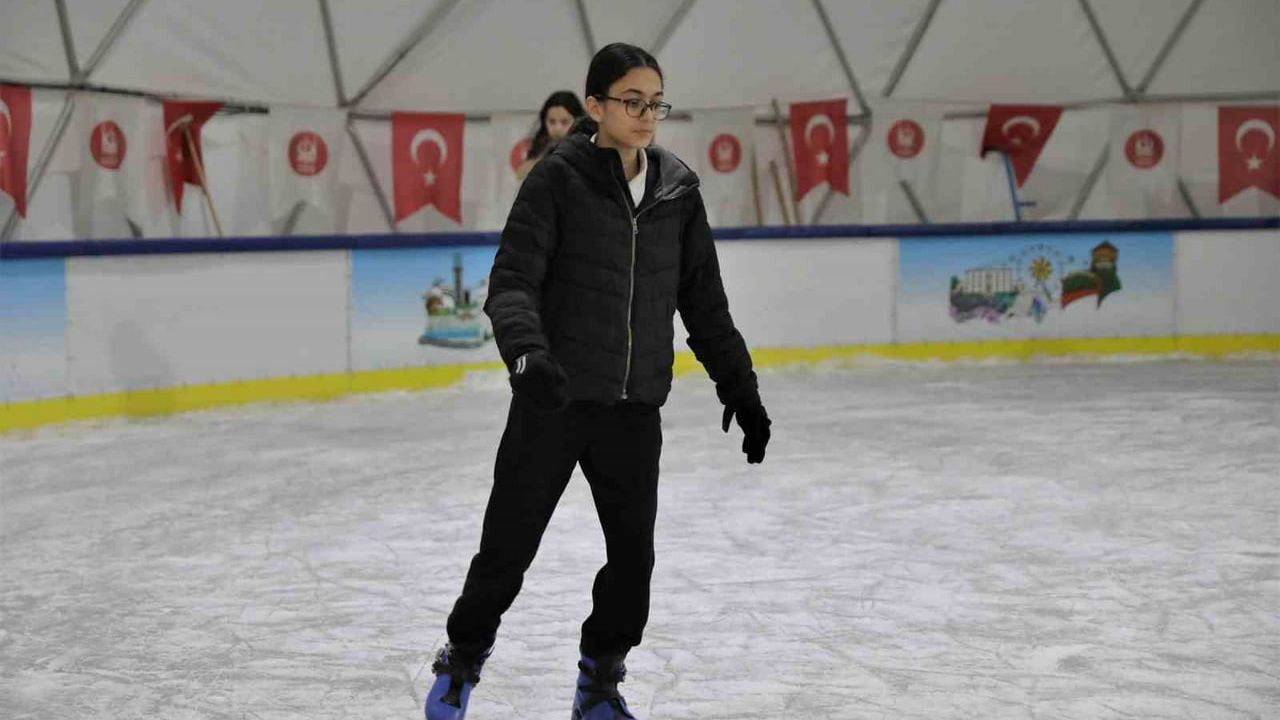 Keçiören'de Ücretsiz Buz Pateni: Ahmet Çalık Pisti Ara Tatilde Çocukların Hizmetinde