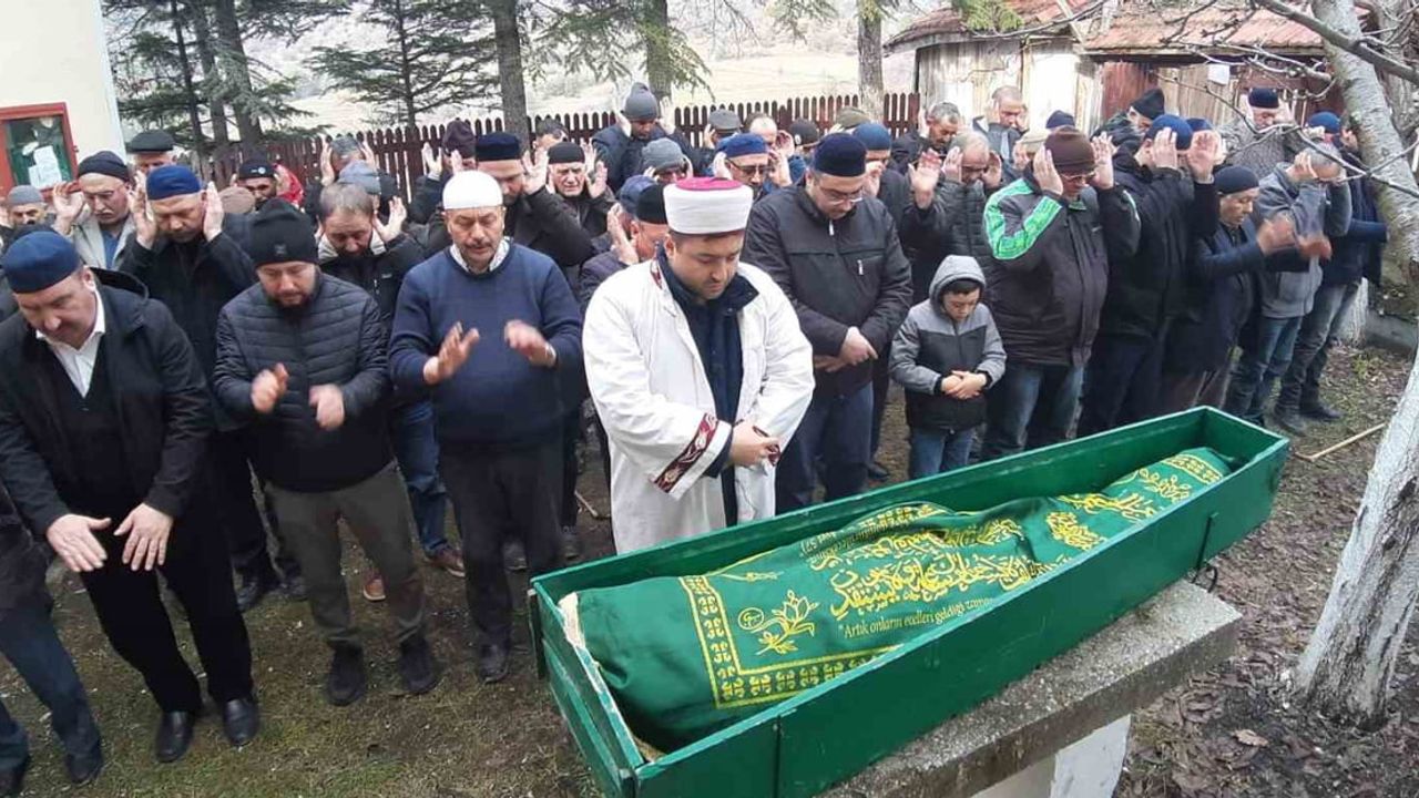 Kedisiyle Çekilen Fotoğrafla Tanınan Ali Meşe Uğurlandı