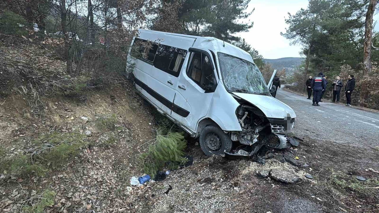 Keltepe dönüşünde minibüs şarampole uçtu: 17 yaralı
