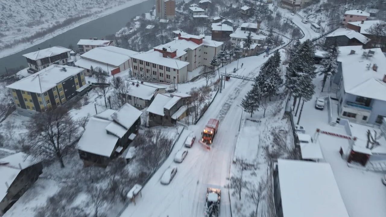 Kemaliye'de gece kar etkili oldu: İlçe beyaza büründü