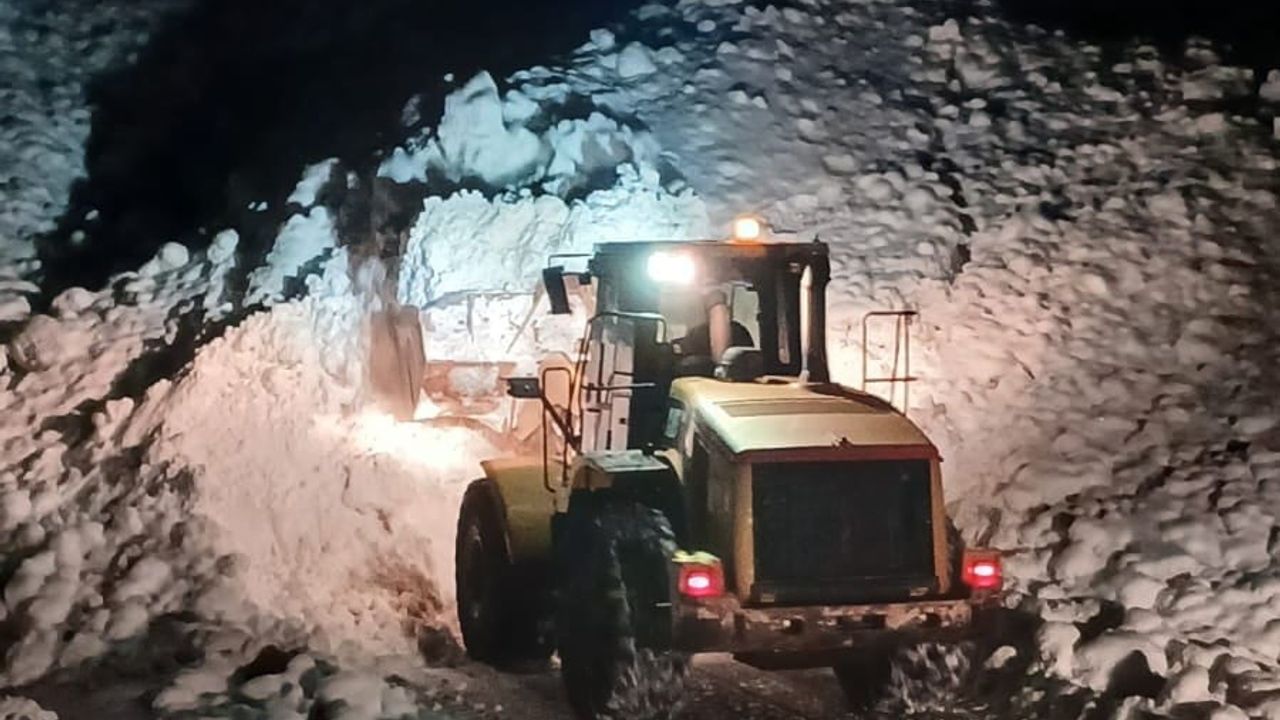 Kemaliye’de kapanan grup köy yolları kontrollü şekilde ulaşıma açıldı