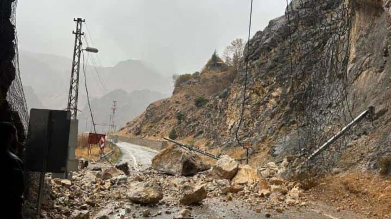 Kemaliye'de Şırzı Köprüsü tüneli girişindeki tel örgü çöktü — Sürücüler riskten endişeli