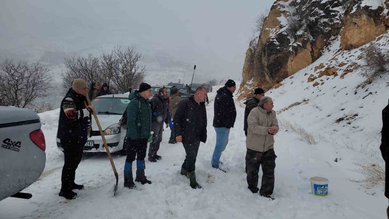 Kemaliye’de yaban hayvanları için yemleme çalışması