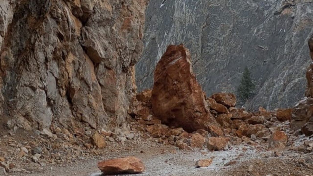 Kemaliye Taş Yolu, kaya düşmesi nedeniyle geçici trafiğe kapatıldı