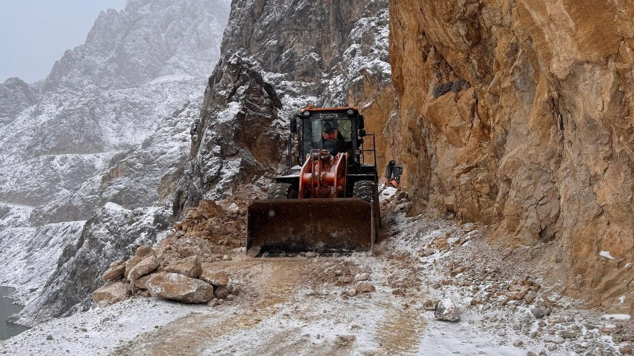 Kemaliye Taş Yolu'nda düşen kaya ve taşlar temizlendi