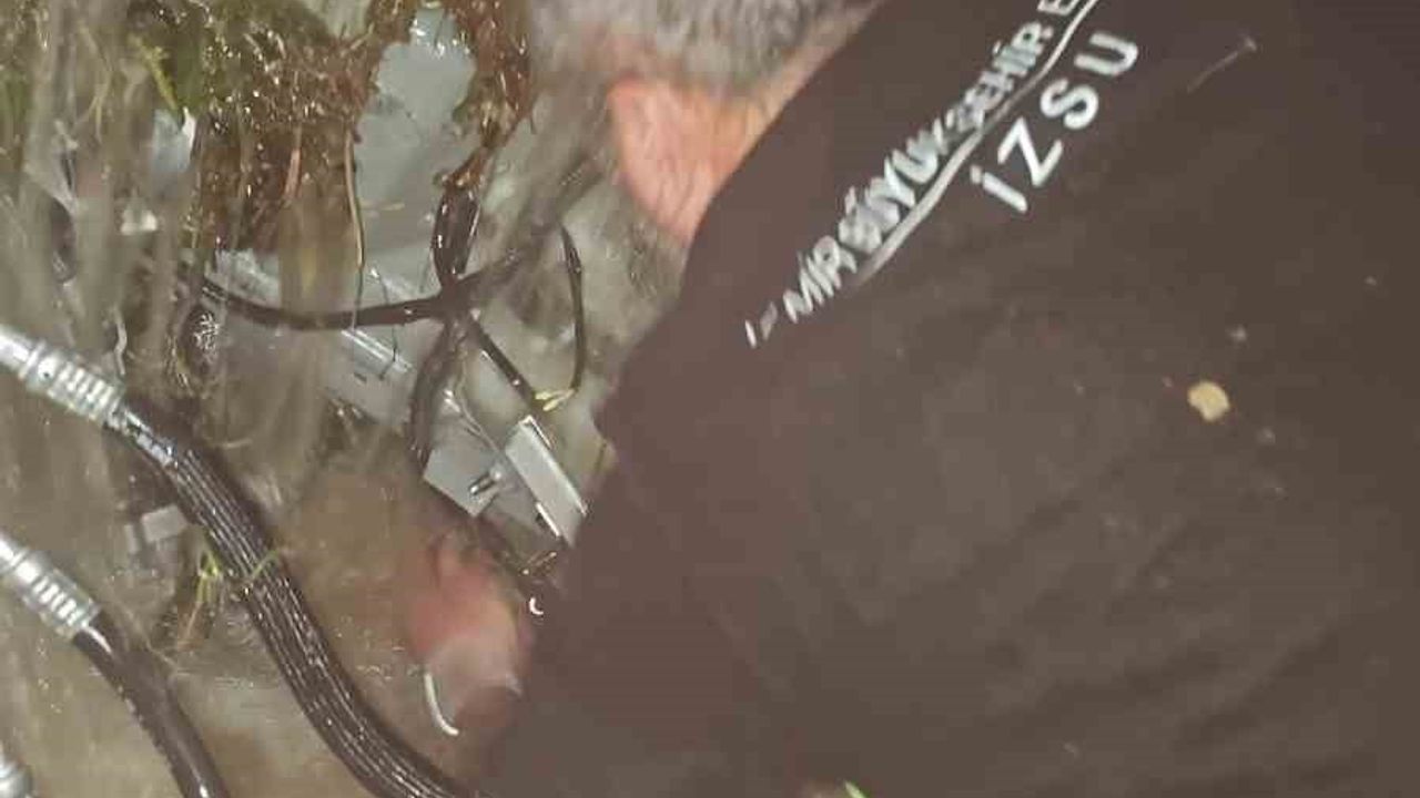 Kemalpaşa'da İncepınar Deresi'nde araç kurtarma çalışmaları devam ediyor