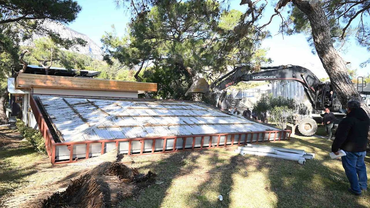 Kemer'de Göynük'te kaçak yapı yıkımları devam ediyor