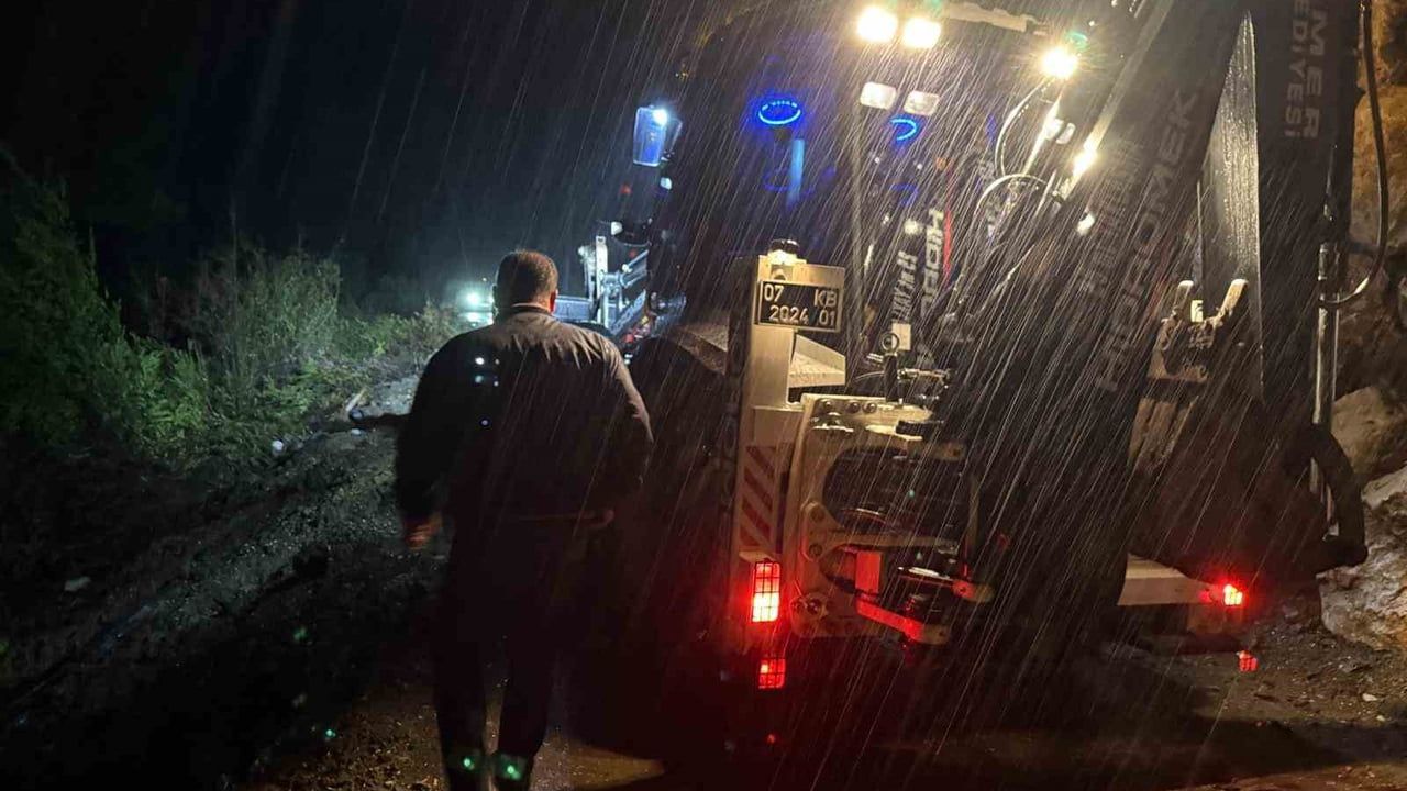 Kemer'de İstinat Duvarı Çöktü — Bir Araç Mahsur Kaldı