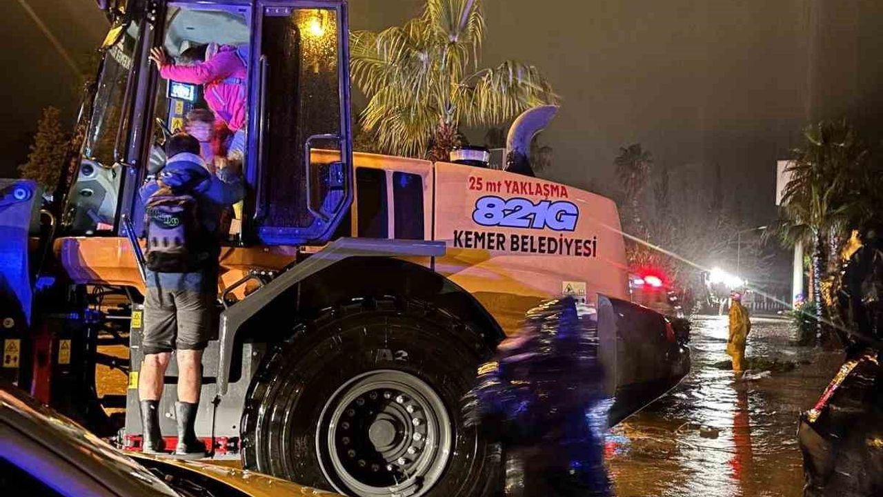 Kemer'de sağanak: 4 çocuk ve yaşlı kadın pansiyona yerleştirildi