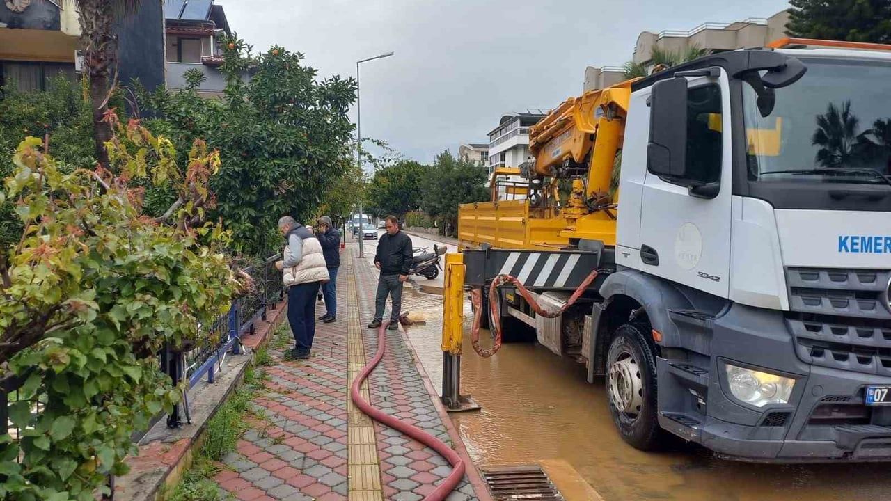 Kemer'de sağanak sonrası temizlik ve tahliye çalışmaları sürüyor