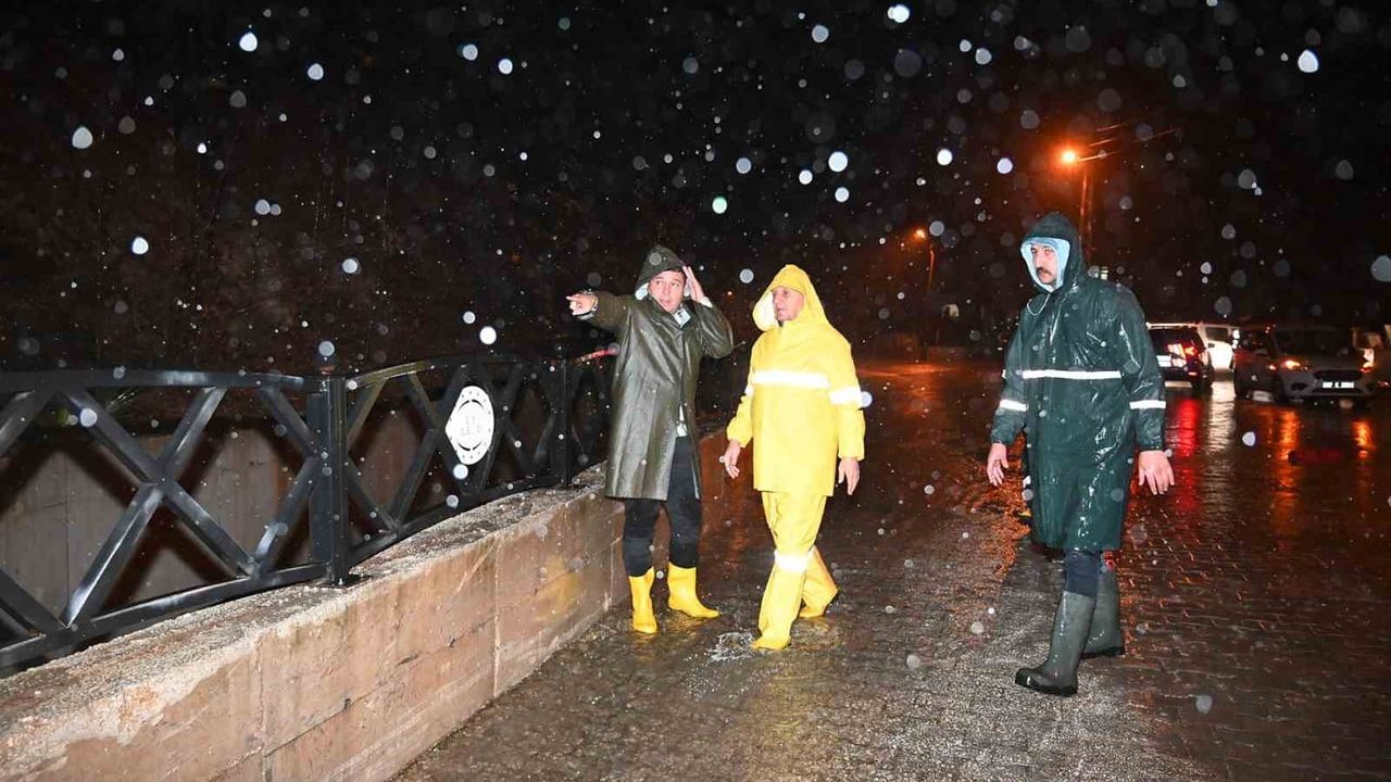 Kemer'de sağanak taşkınlara yol açtı — Belediye ekipleri kurtarma çalışması yürüttü