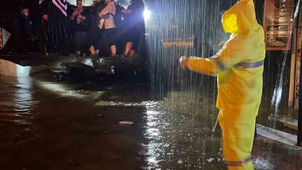 Kemer'de sağanakta mahsur kalan 14 kişi jandarma tarafından kurtarıldı