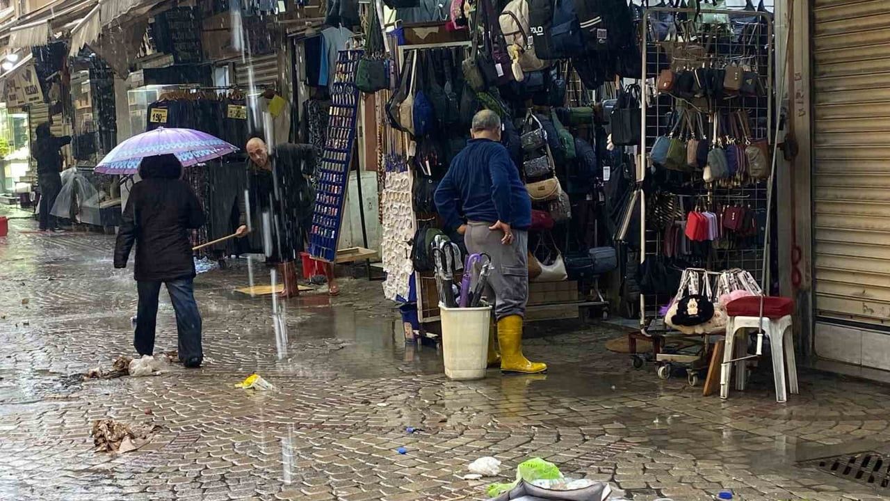 Kemeraltı Çarşısı yeniden sular altında: Esnaf rögar temizliğini suçluyor