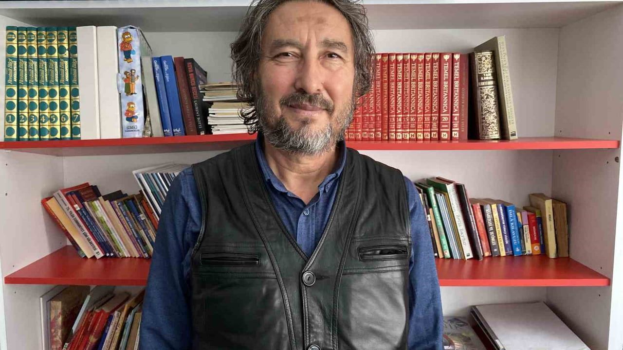 Kenan Demirel kaybolan telefonu için 'Yanarım' şiirini paylaştı