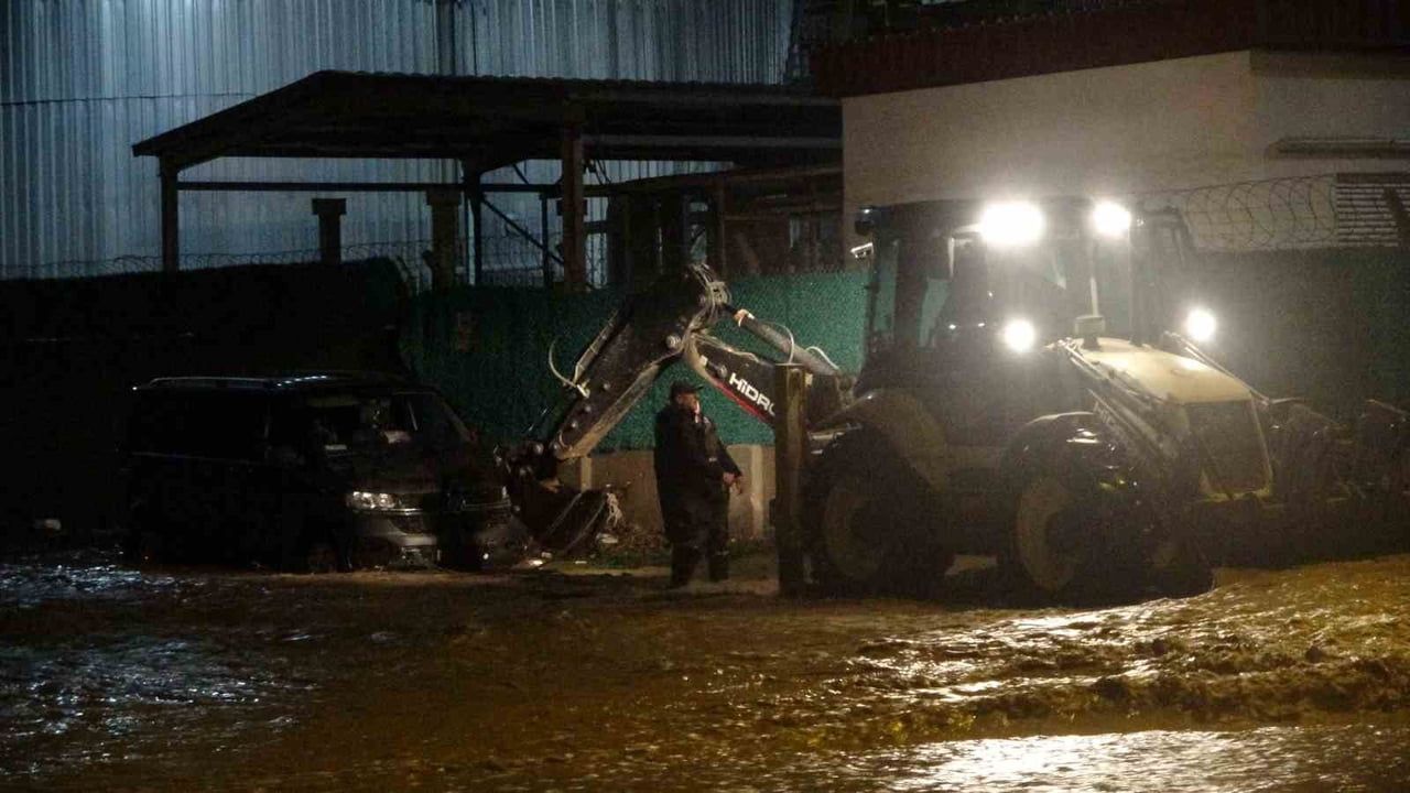 Kepez Çayı’nda taşkında mahsur kalan araç iş makinasıyla kurtarıldı