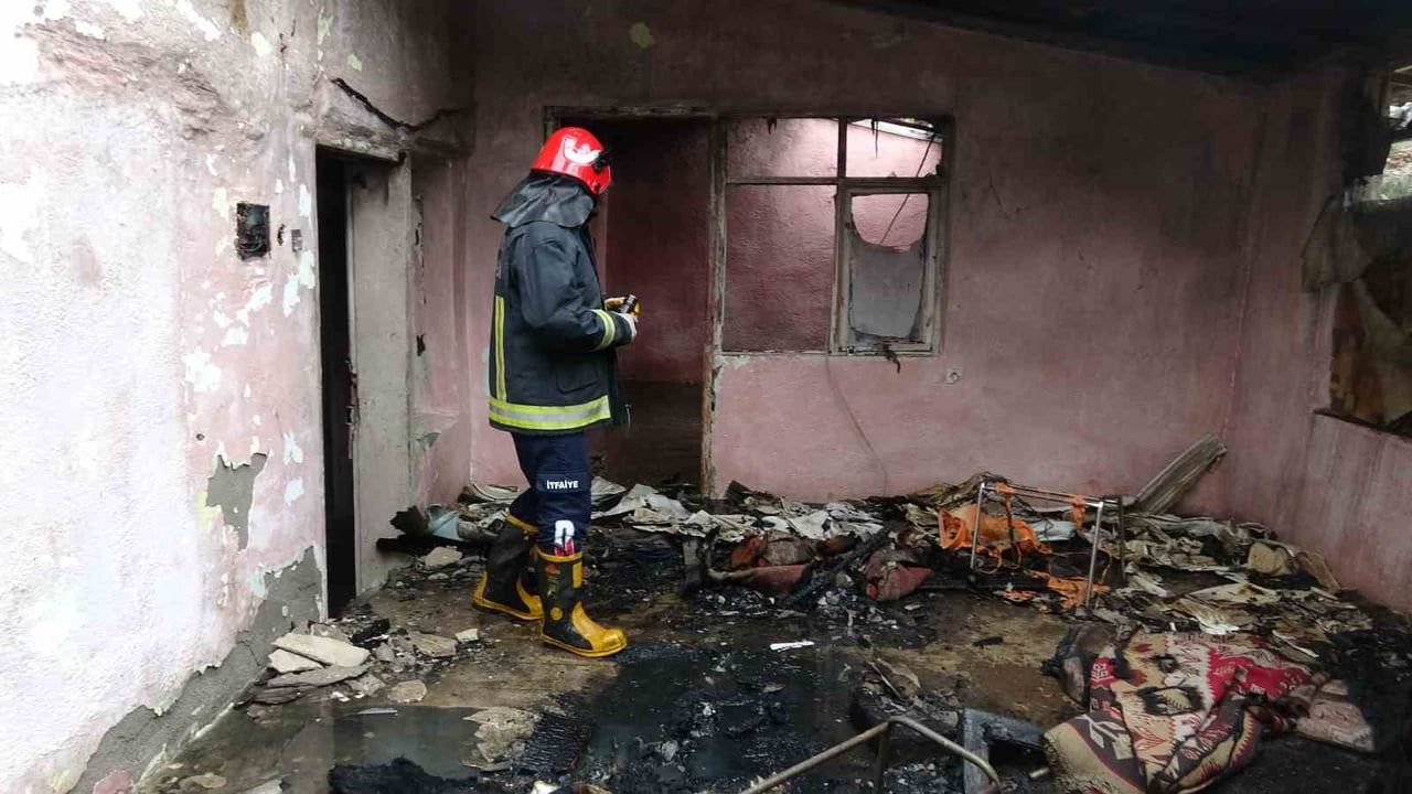 Kepez'de kiler olarak kullanılan gecekondu yangını