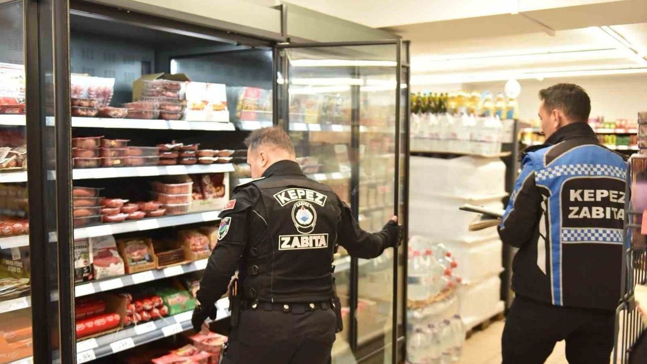 Kepez'de marketlere fiyat ve son kullanma denetimi