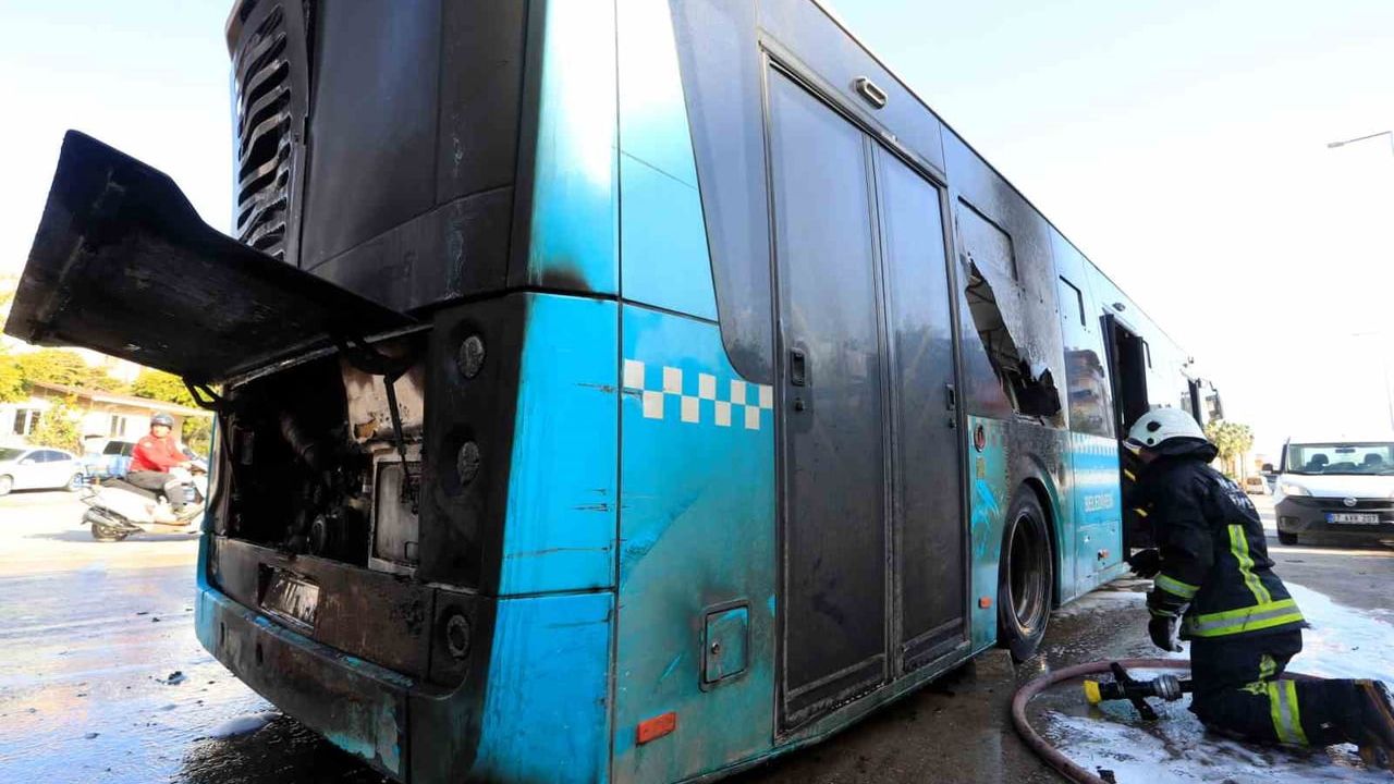 Kepez'de seyir halindeki halk otobüsünde motor yangını