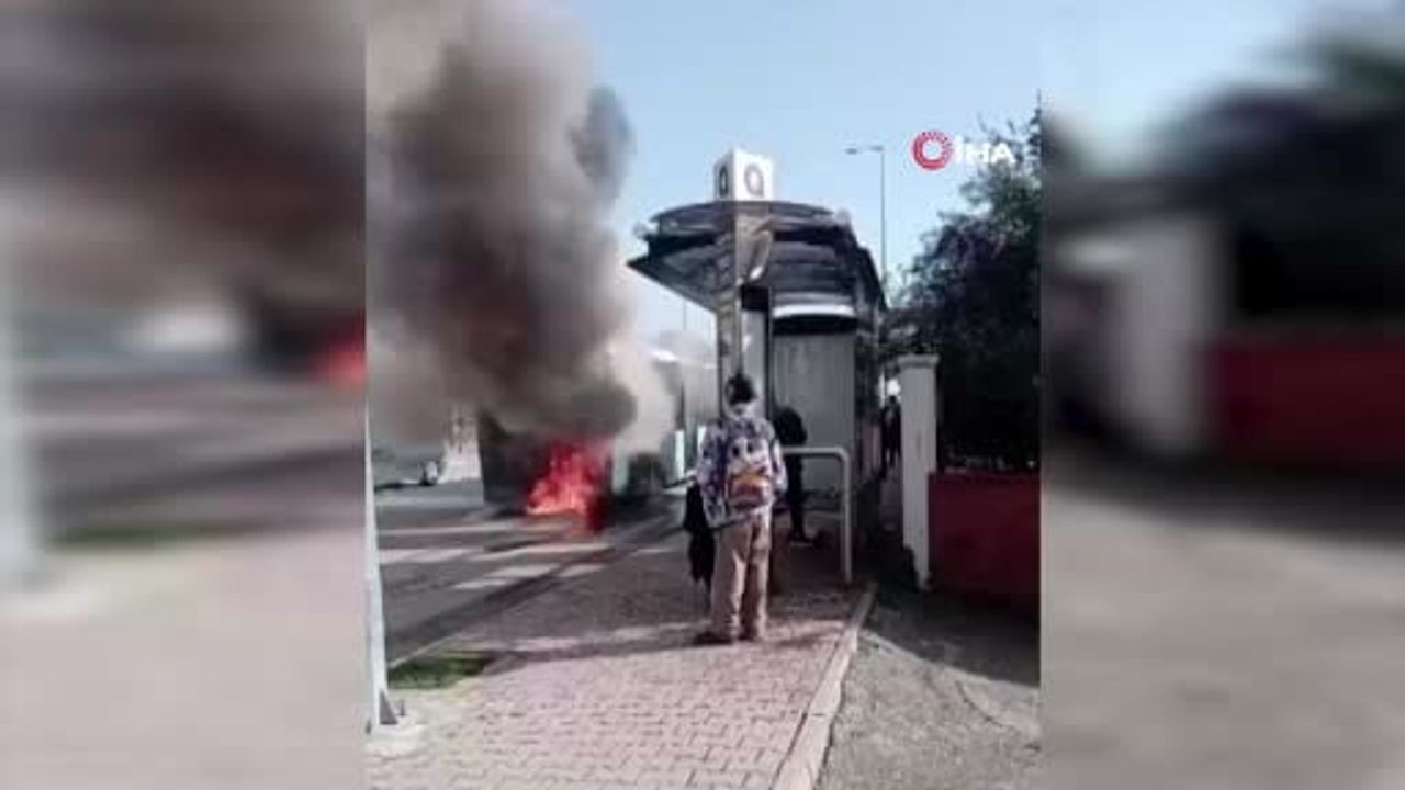 Kepez'de seyir halindeki halk otobüsünde motor yangını