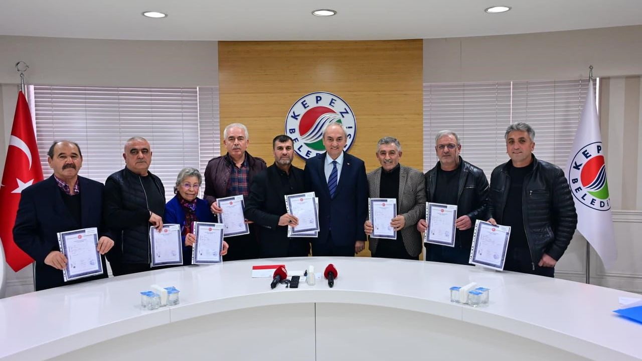 Kepez'te 20 yıllık imar sorununa çözüm: Tapular hak sahiplerine teslim edildi