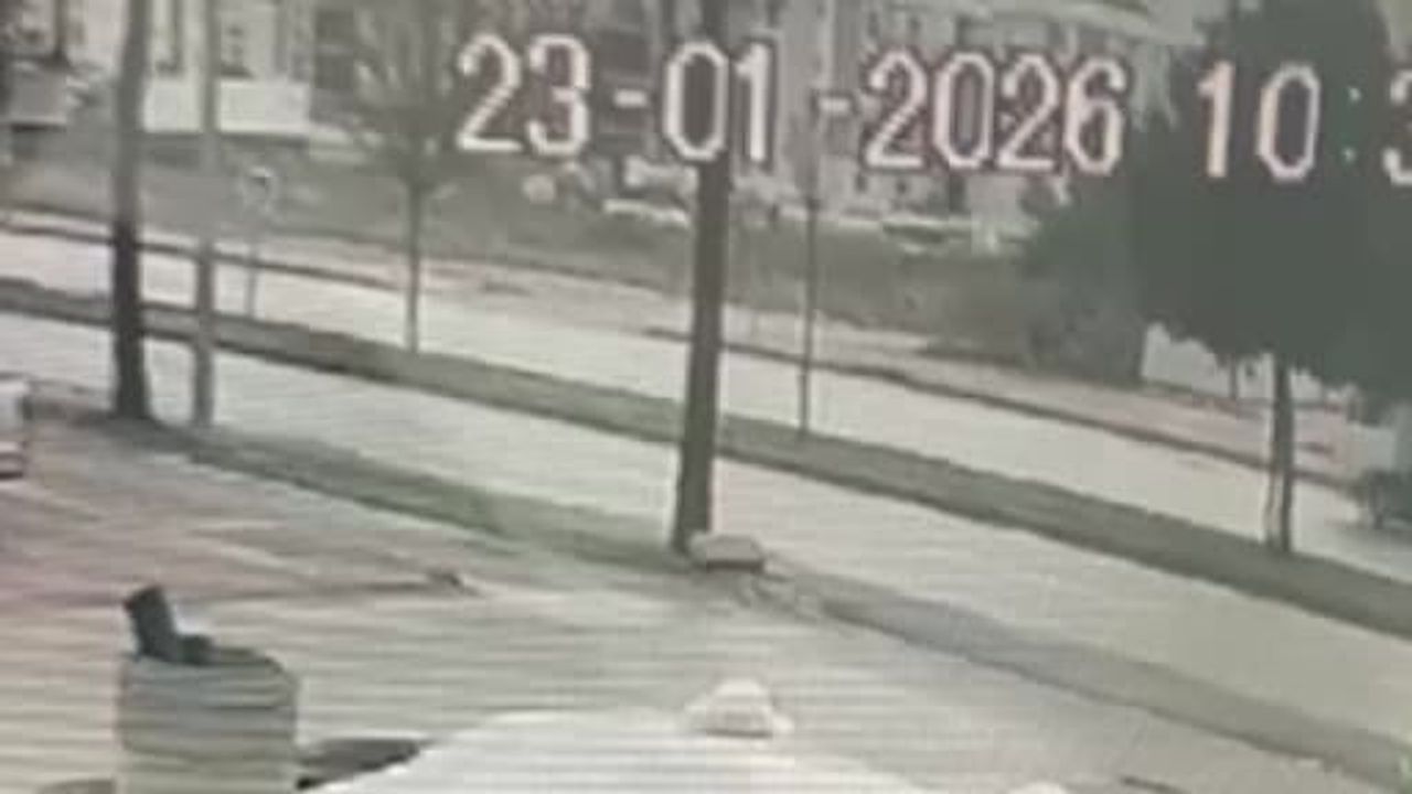 Kepez'te minibüs kamyonete çarptı: 3 yaralı