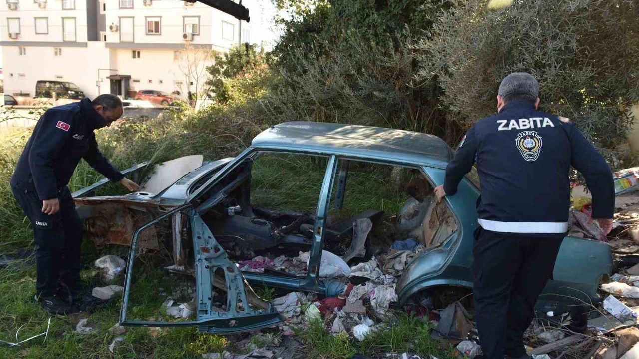 Kepez’te Sütçüler Mahallesi’ndeki hurda araçlar kaldırıldı