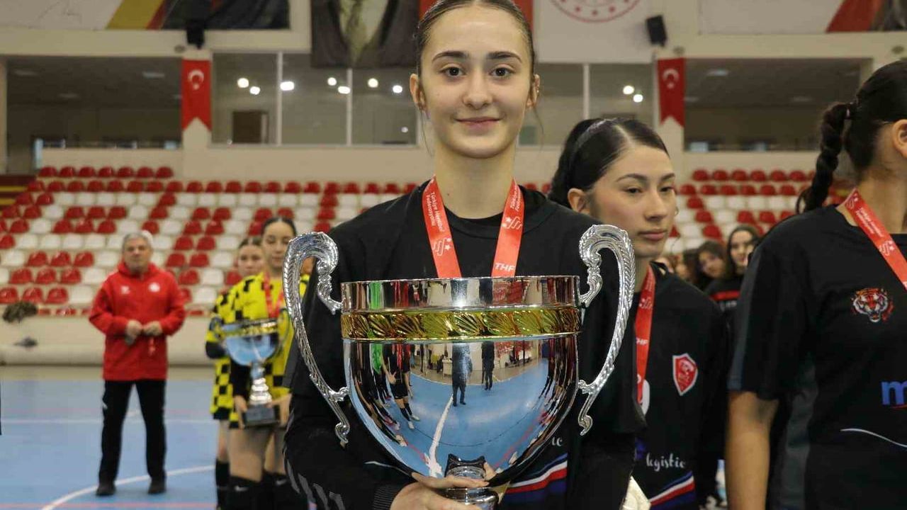 Kepez Yıldız Kızlar Hentbol Takımı Türkiye Şampiyonu