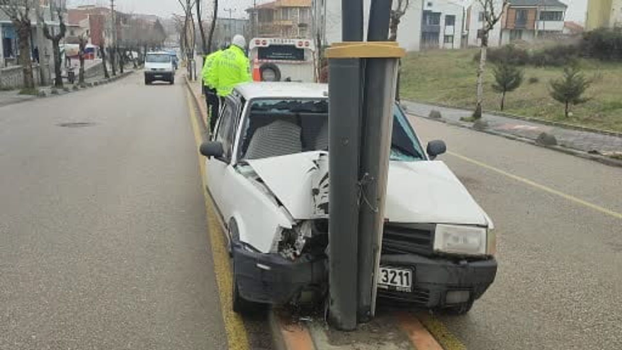 Keşan'da aydınlatma direğine çarpan otomobilde 2 kişi yaralandı