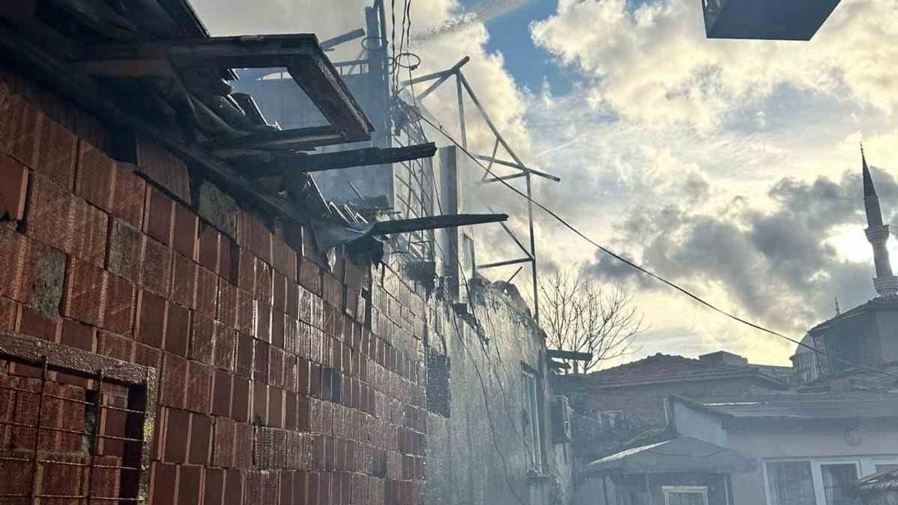 Keşan'da ev çatısında yangın söndürüldü