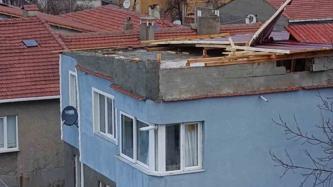 Keşan'da kuvvetli rüzgar: çatılar uçtu, iş yeri zarar gördü, tekne battı