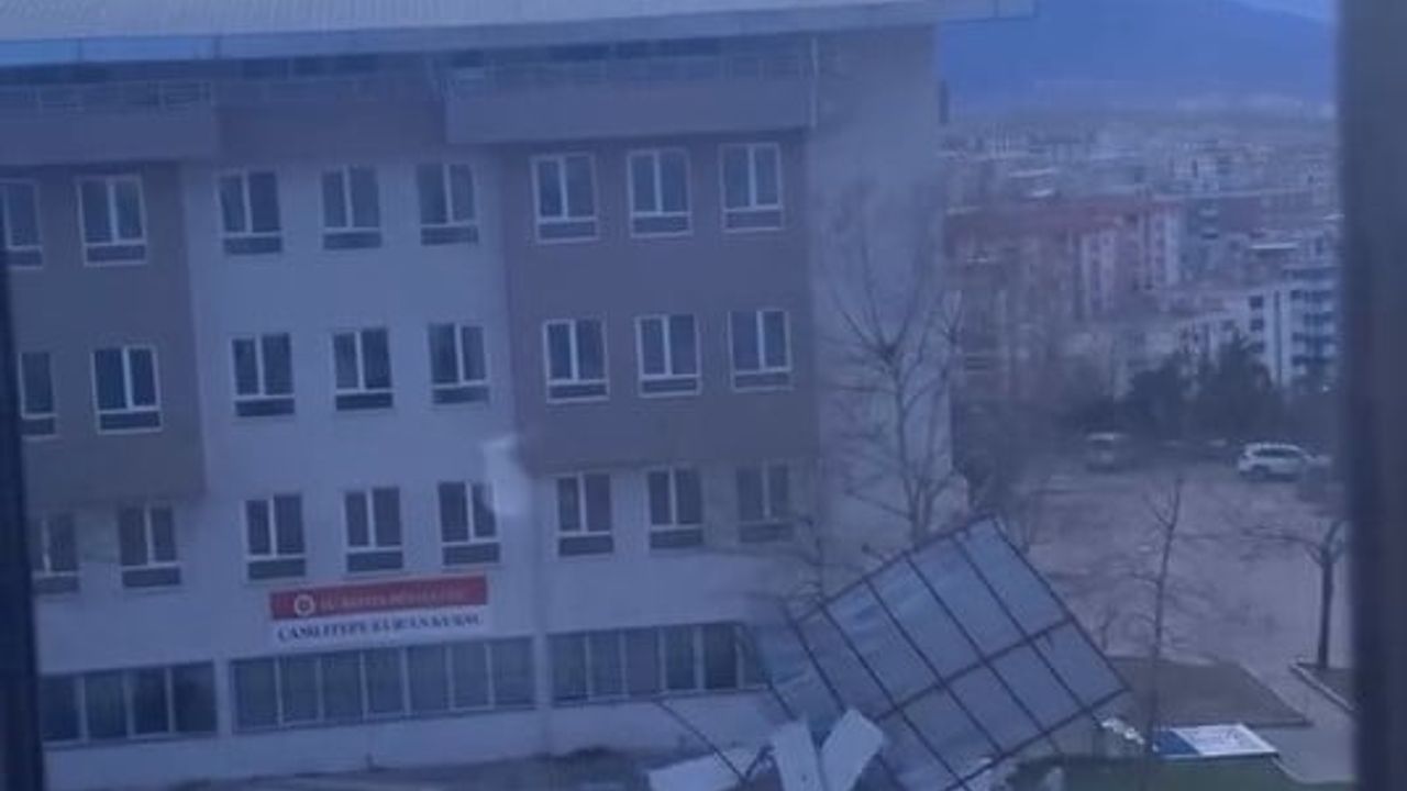 Kestel'de şiddetli rüzgâr cami çatısını yola savurdu