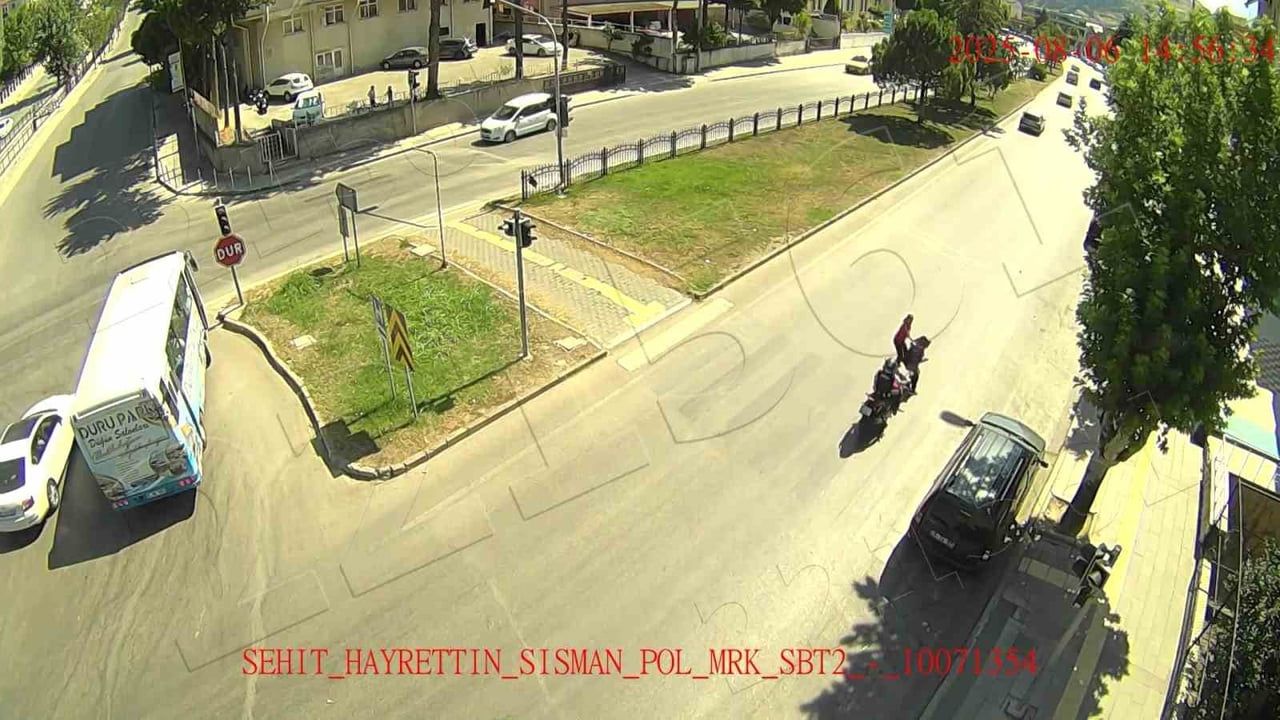 KGYS görüntüleri Amasya'da kaputa yapışan ve üstünden geçen motosiklet kazalarını gösterdi