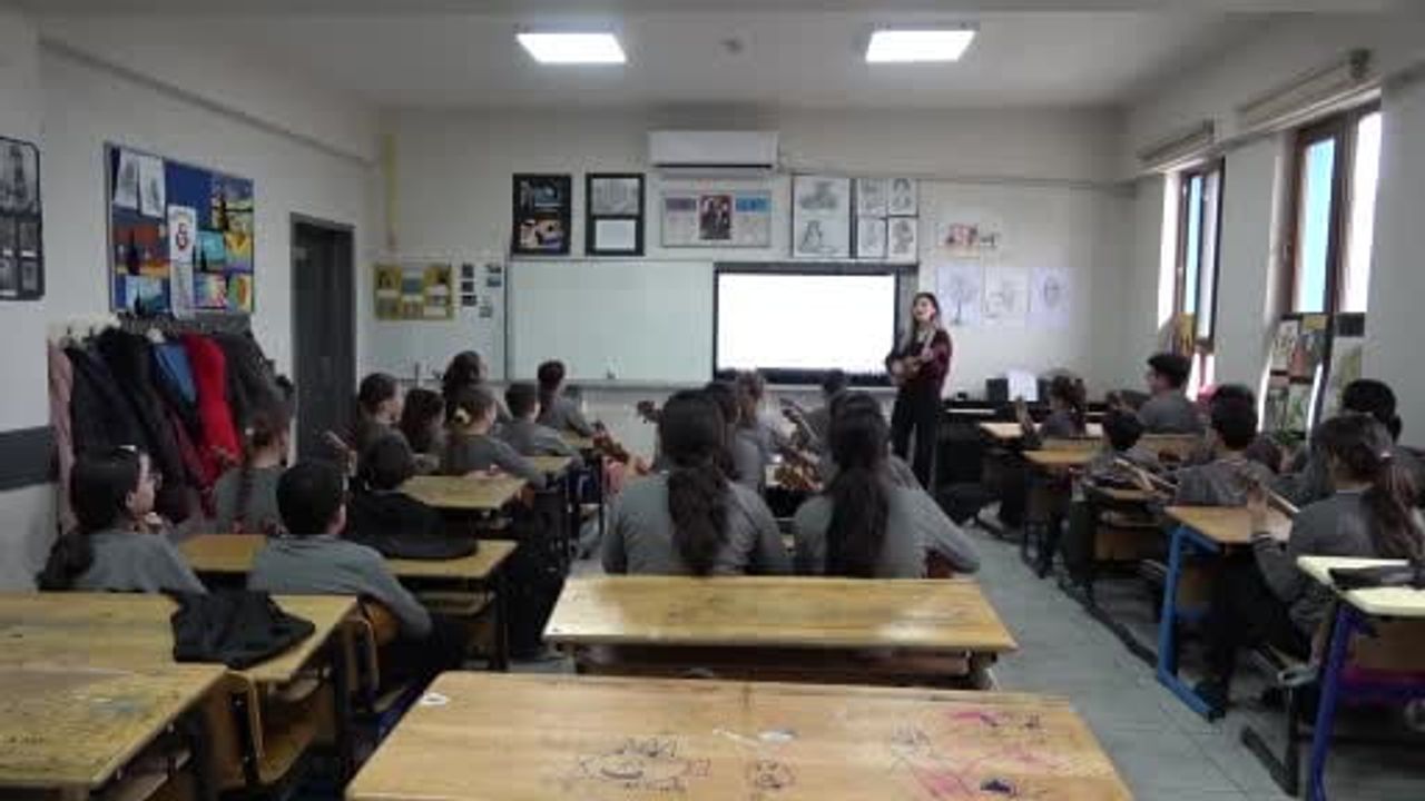 Kilis'te Ortaokul Sınıfı: Tüm Öğrenciler Ukulele Çalıyor